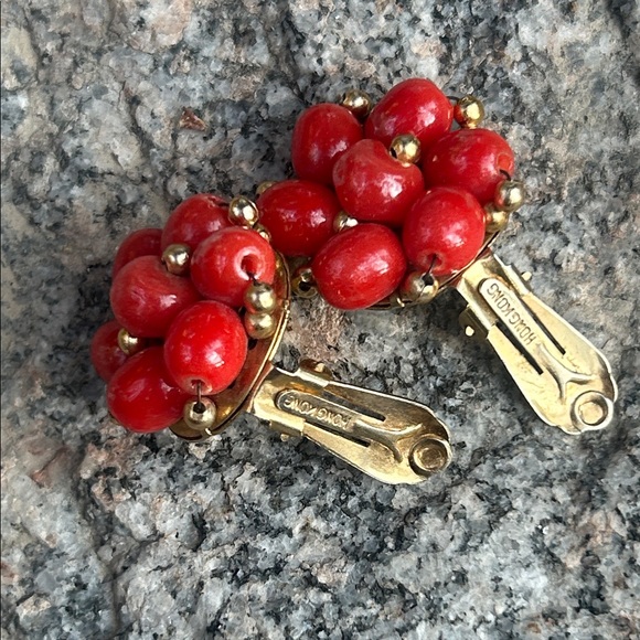 Vintage stamped Hong Kong red bead and brass clip on earrings - Picture 3 of 6